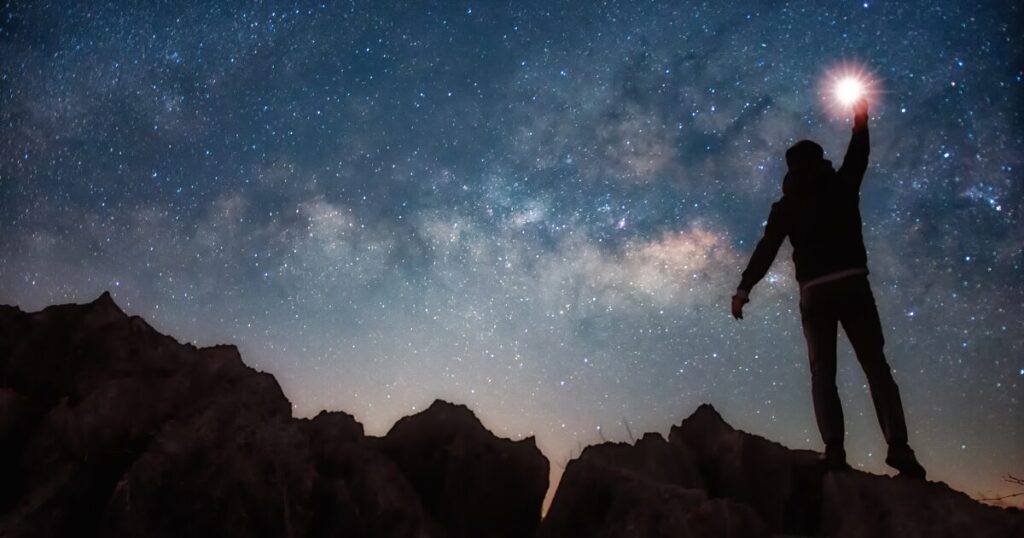 星空を見上げる